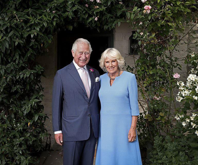 fourseen12's tweet image. Charles and Camilla in front of their Welsh home…#CheckFacts