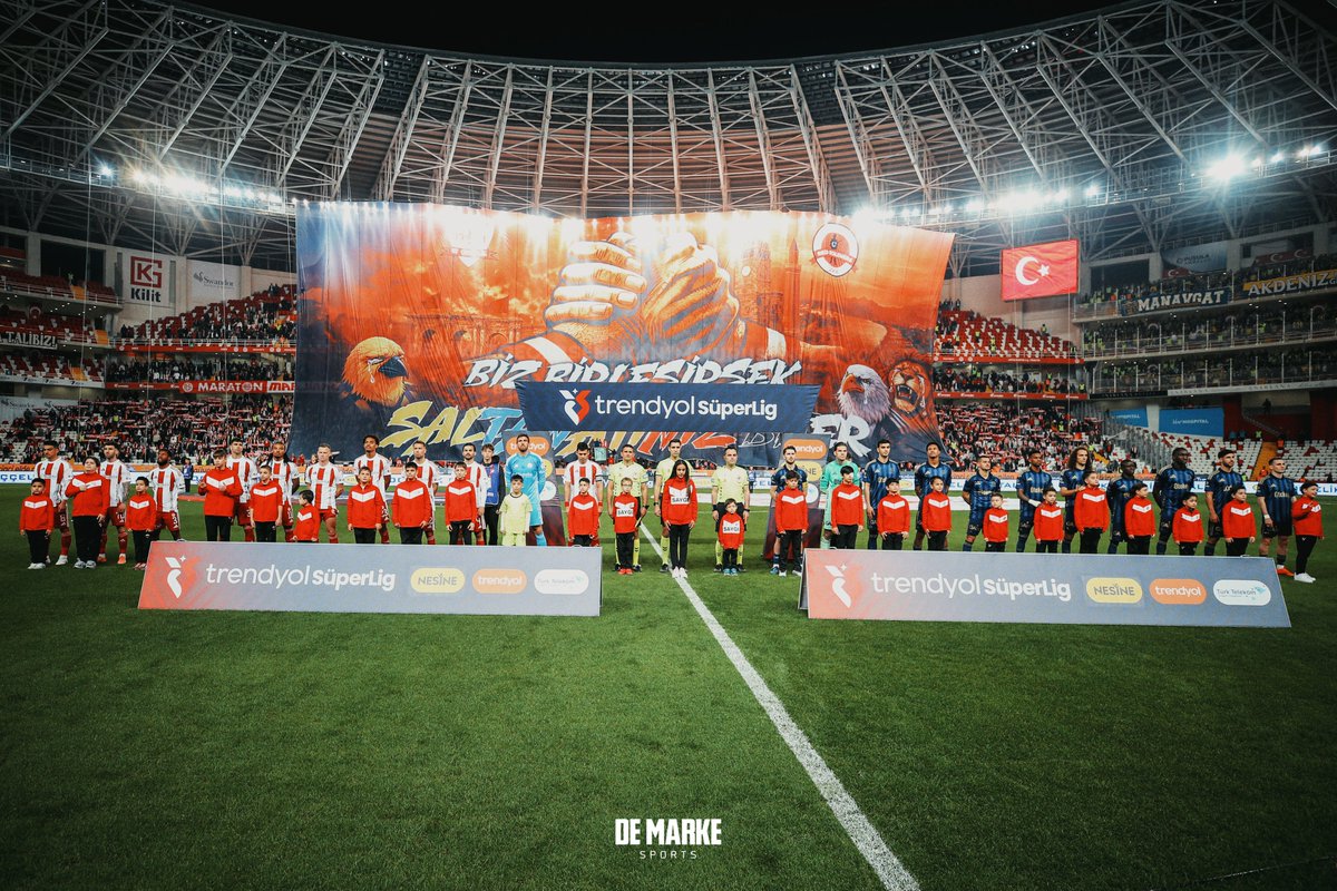 Antalyaspor'un hazırladığı koreografi: “Birleşirsek saltanatınız biter.”