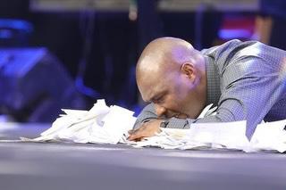 Admiral_Cyborg's tweet photo. Pastor Paul Enenche and Apostle Joshua Selman laying on their church members prayer requests.

If this isn't tomfoolery, tell me what is... https://t.co/ZBRgnO9myZ