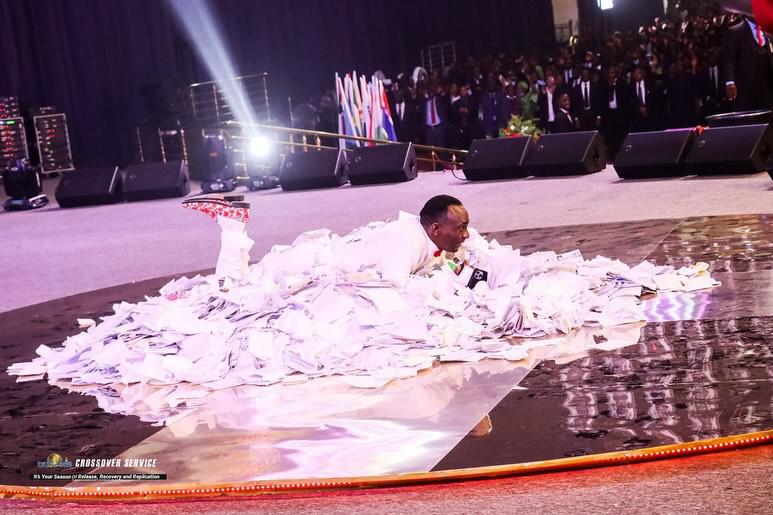 Admiral_Cyborg's tweet photo. Pastor Paul Enenche and Apostle Joshua Selman laying on their church members prayer requests.

If this isn't tomfoolery, tell me what is... https://t.co/ZBRgnO9myZ