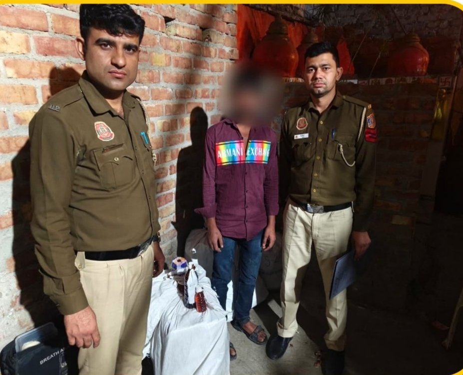 🚨 अवैध शराब पर बड़ी कार्रवाई | थाना सुल्तानपुरी 🚨
थाना सुल्तानपुरी के SHO इंस्पेक्टर Ravindra Kumar के कुशल नेतृत्व में पुलिस टीम ने मुस्तैदी और सतर्कता का परिचय देते हुए अवैध शराब की बिक्री में संलिप्त एक महिला को गिरफ्तार कर महत्वपूर्ण सफलता हासिल की है।
नियमित गश्त के दौरान