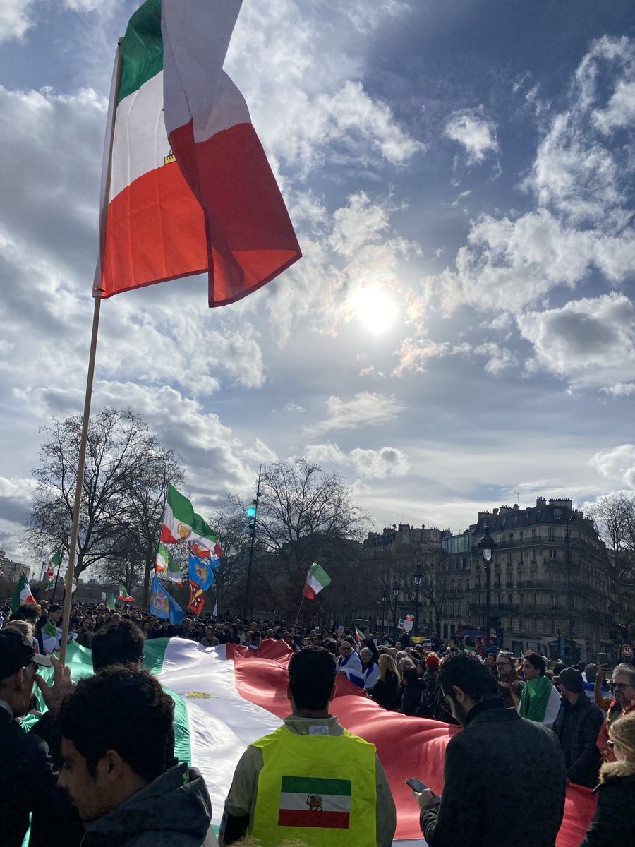 julieLasne's tweet image. Marchons 👣 ⛓️‍💥 contre les arrestations
Marchons 👣 ☠️ contre les pendaisons
Marchons 👣🗽pour leur libération 🦁 
#FemmeVieLiberté #Azadi #Iran ⁦@robiolle⁩ ⁦@femmeazadi⁩ ⁦@nous_vivrons⁩
@davidlisnard @RomainMarsily @Nouv_Energie ⁦@lesRepublicains⁩