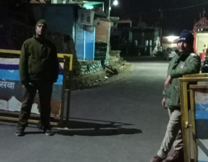 RudraprayagPol's tweet photo. 🌙 #NightPatrolling: जब आप चैन की नींद सोते हैं, रुद्रप्रयाग पुलिस जागती है! 👮‍♂️ सघन रात्रिकालीन गश्त और चेकिंग है जारी।
​#RudraprayagPolice #NightWatch #SafeFestivals #Holi2026 #UttarakhandPolice #AlertPolice #SecurityFirst 🏔️🚨 https://t.co/ZMhjAtu5QQ