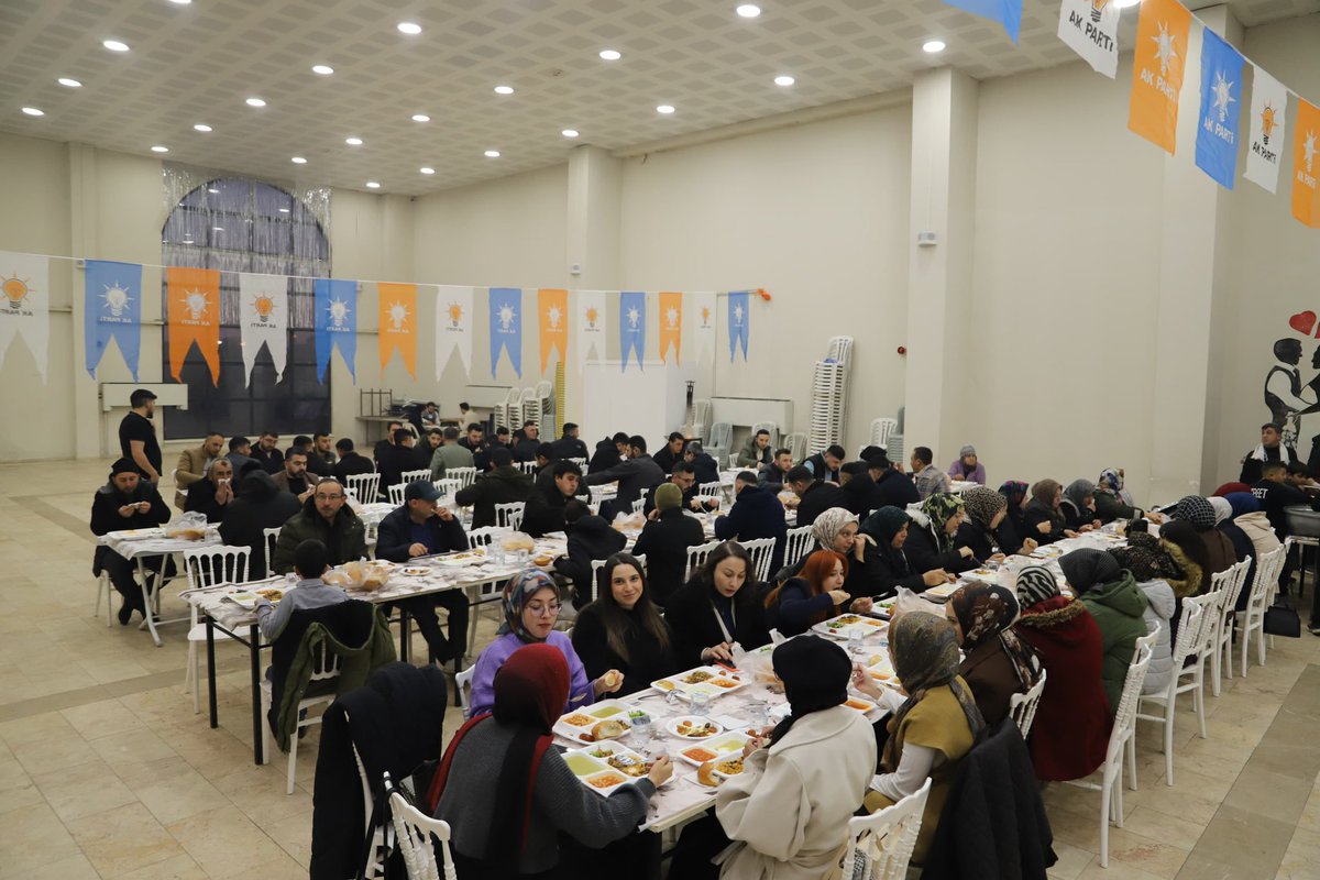 Av_Turgaysahin's tweet photo. 📍Çobanlar
İlçe Gençlik Kolları Başkanlığımız tarafından düzenlen ‘Gençlik Sofrası İftar Sofrası’ programına TBMM Başkanlık Divanı Üyesi Milletvekilimiz Av. İbrahim Yurdunuseven, Genel Merkez Gençlik Kolları MKYK Üyemiz Kadir Can Sezgin, İl Gençlik Kolları Başkanımız Mehmet Emin İntepe, İlçe Başkanımız Murat Yeşil, Belediye Başkanımız Ali Altuntaş, İlçe Gençlik Kolları Başkanımız Emre Kadir Uysal ve teşkilat mensuplarımız ve hemşehrilerimizle birlikte katıldık. 

Birlik ve kardeşlik iklimini büyüten, yarınlarımızın teminatı gençlerimizi aynı ideal etrafında buluşturan bu güzel programın hayırlara vesile olmasını temenni ediyor, emeği geçen herkese teşekkür ediyorum. Rabbim tuttuğumuz oruçları kabul, muhabbetimizi daim eylesin. 🌙

#MilletimizleİnancımızBir