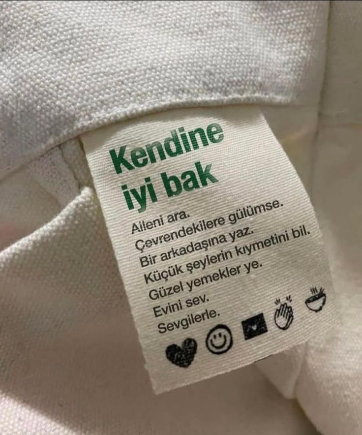 Ufak bir hatırlatma taşıyan kıyafet etiketi:
