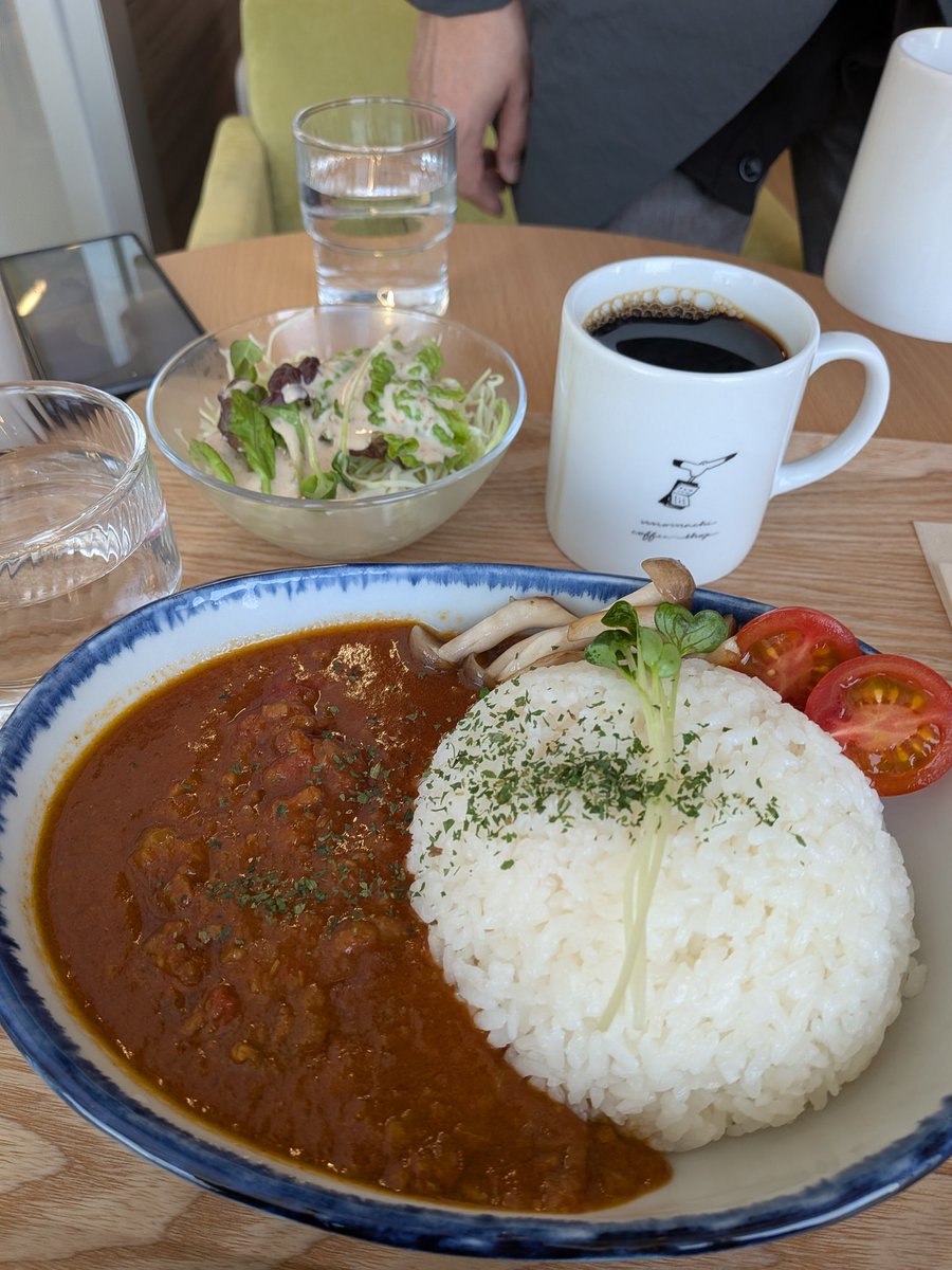 Toramana_arrow's tweet photo. 本屋さんが併設してるカフェでカレー。 https://t.co/85XFl2RAky