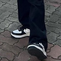 do yoonhong have the same shoes or am i tripping
