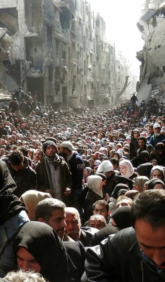 Amin Maalouf Ortadoğu insanını şöyle tanımlar:
“Her şeye üzülen ama hiçbir şeyle ilgilenmeyen insanlar. Bir dinleri olduğu için ahlâka ihtiyaçları kalmamış gibi davranırlar. Devamlı söylenirler ama çözüm bulmazlar, sadece şikayet etmek için yıllarca söylenirler.”
Giriş: