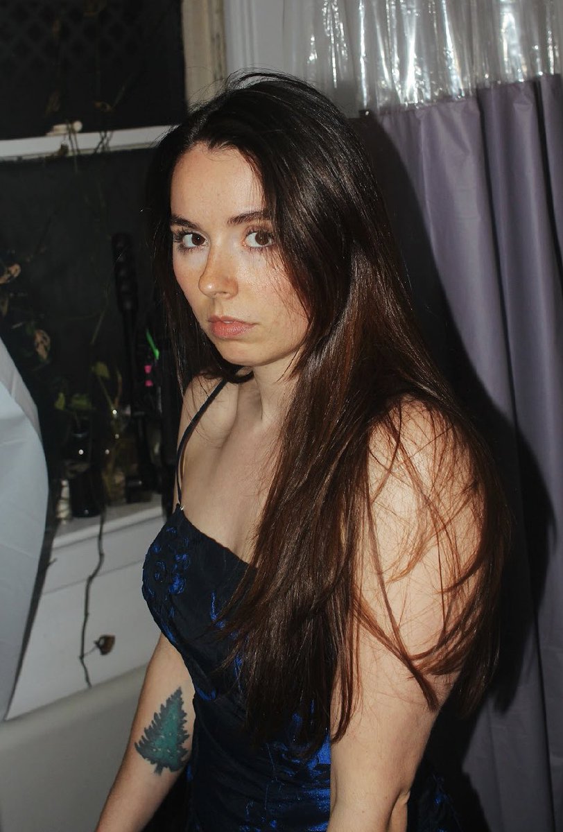 michelle or young linda cardellini