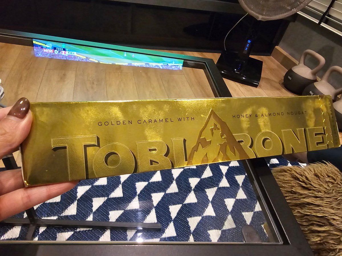 คุณคนนี้มาขอคำปรึกษาว่าเจ้านายซื้อช็อกโกแลตฝากมาเป็นของฝากให้เพื่อนเขา คุณคนนี้เลยแช่เอาไว้ในตู้เย็นปรากฏน้องชายเธอหยิบไปกินเฉยเลย ก็เลยพยายามจะหาทางซื้อคืนเพื่อเอาไปให้ปลายทาง แต่ชาวเน็ตชี้แจงว่าช็อกโกแลตดังกล่าวมีแค่ 6,000 ชิ้นทั่วโลกและตอนนี้ไม่มีขายแล้ว ราคาหมื่นกว่าบาท 😭😬