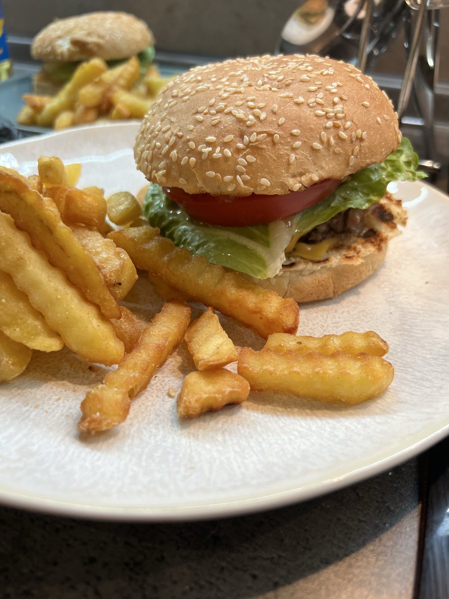 Виступив у ролі ШІ - згенерував вечерю. Промпт - «шота ти давно бургери не робив»