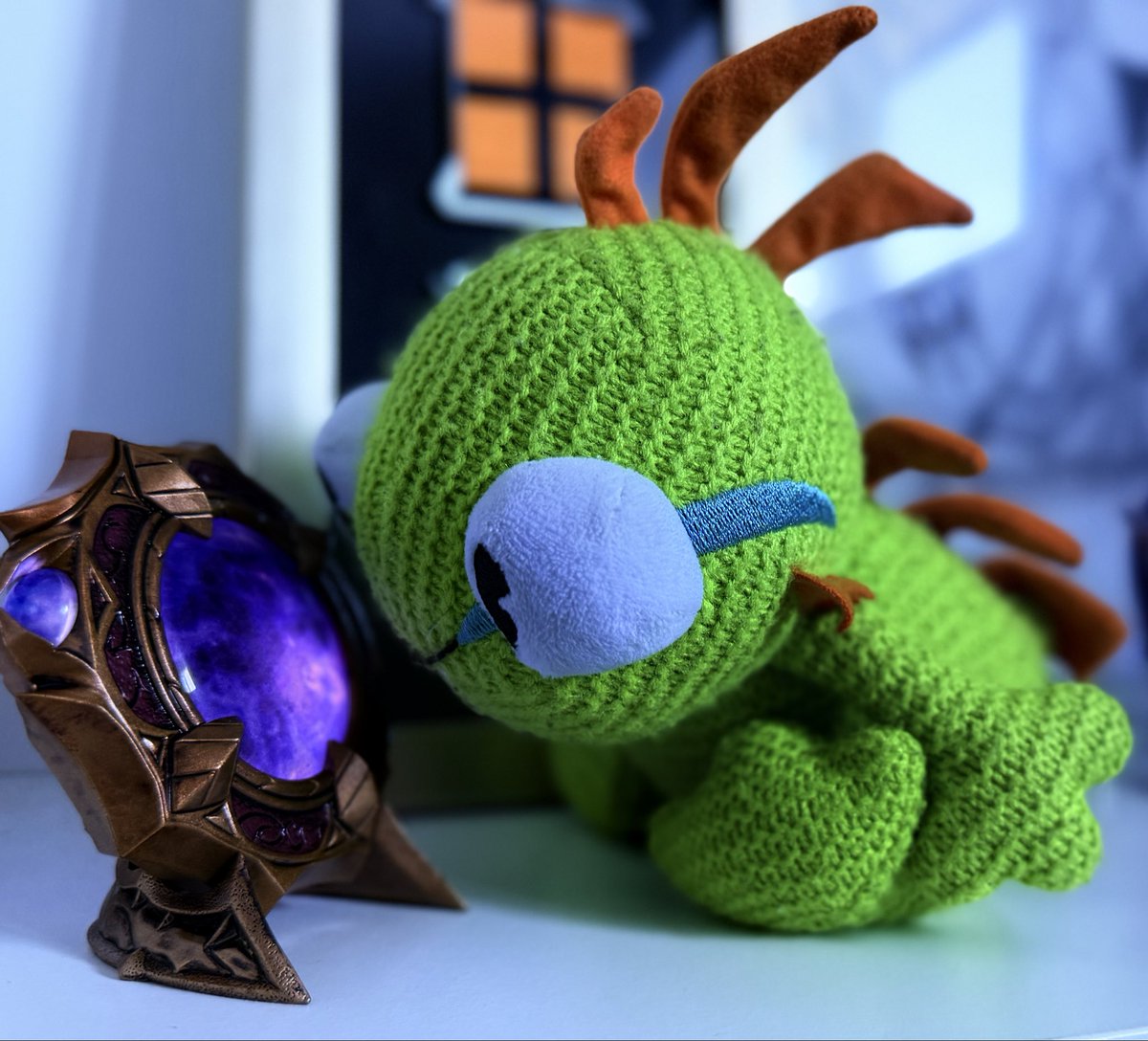 Murky wants to be friend with what’s inside this tiny aquarium.
👁️👄👁️