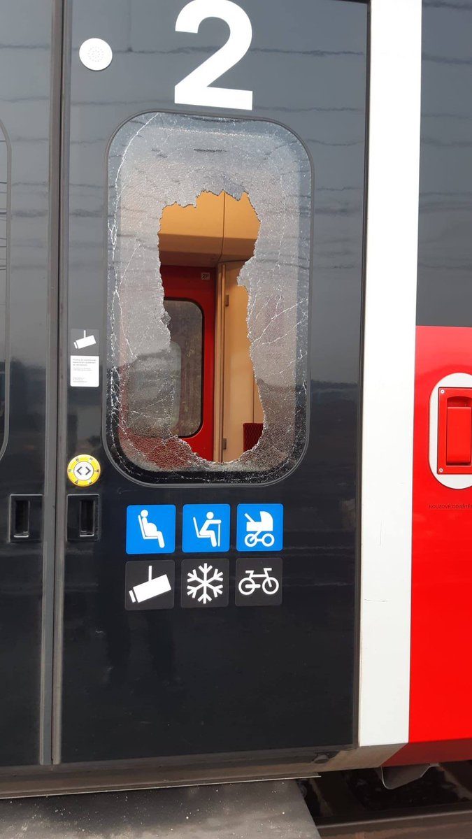 Začal se nám po sociálních sítích šířit hoax, že trojice mužů, která vyhrožovala v pátek v nočním vlaku z Kralup nad Vltavou do Prahy průvodčí smrtí a poničila vlak RegioPanter, byli Ukrajinci.

Můžete být v klidu.

Byli to "naši". Jeden Čech a dva Slováci.