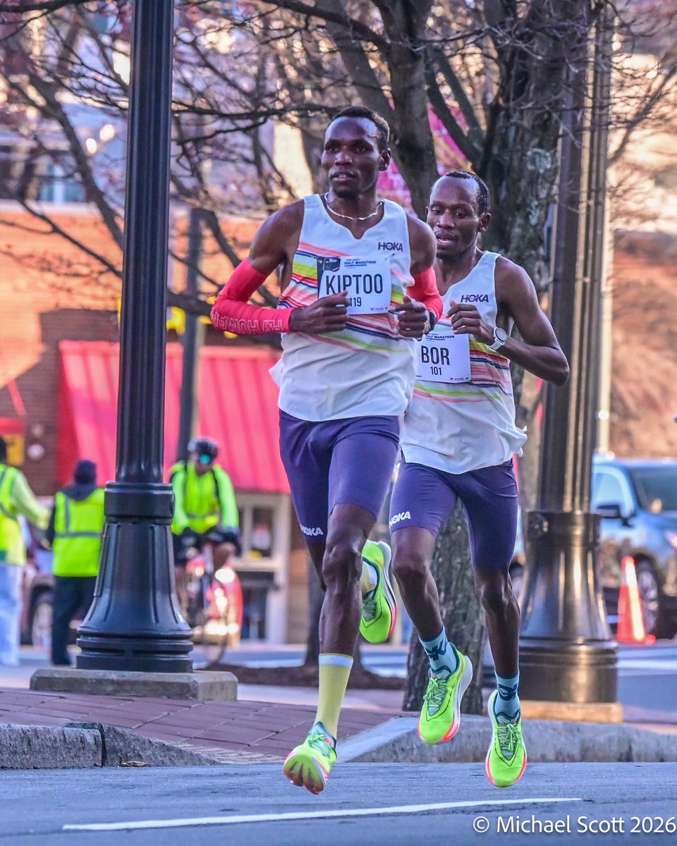 urimiscott's tweet photo. .@CycloneTrackXC alum Wesley Kiptoo battles with @borkip during the 12th mile of the @usatf Half Marathon Championship. 

Kiptoo pulled away for the win in 61:15. 

#USATF #run #runner #running #racing https://t.co/0sEdmgQDxh