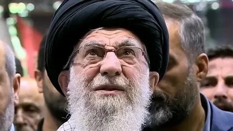 Bandaralshafi's tweet photo. سبحان الذي نزع البركه من ذا الوجه المجوسي العفن https://t.co/UhG0cW7whj