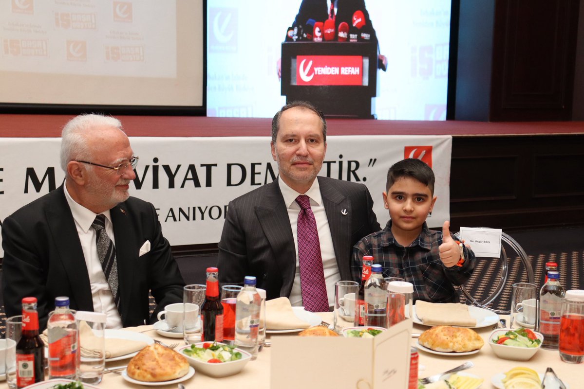 İl Başkanlığımızca düzenlenen Erbakan Hocamızı anma ve iftar programımızı, Genel Başkanımız Dr. Fatih Erbakan ve diğer siyasi partilerin Genel Başkanlarının da iştirakları ile yoğun bir katılımla gerçekleştirdik.

Milli Görüş Lideri merhum Prof. Dr. Necmettin Erbakan’ı rahmet ve