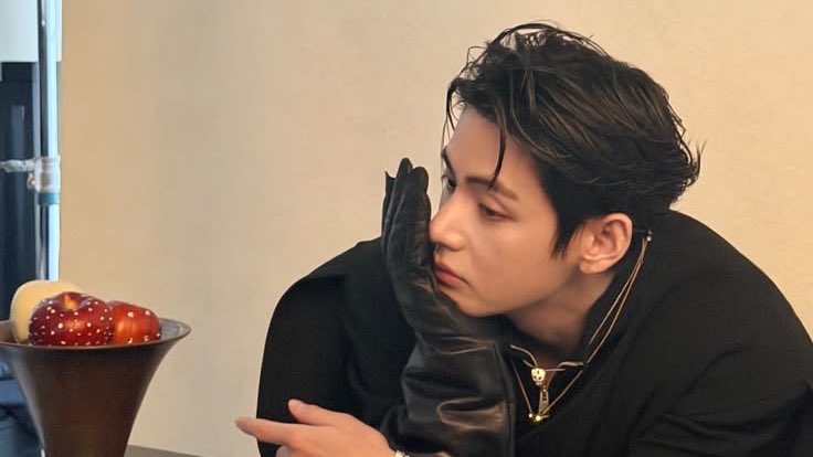 ttgukkaus's tweet photo. the lovers | taekook au

taehyung é tarólogo. jungkook, um consulente fixo que faz tiragens aleatórias quase todos os dias. o problema é que jungkook está apaixonado, e espera que taehyung descubra pelas cartas aquilo que ele não consegue confessar. https://t.co/tgLEs9Hi8q