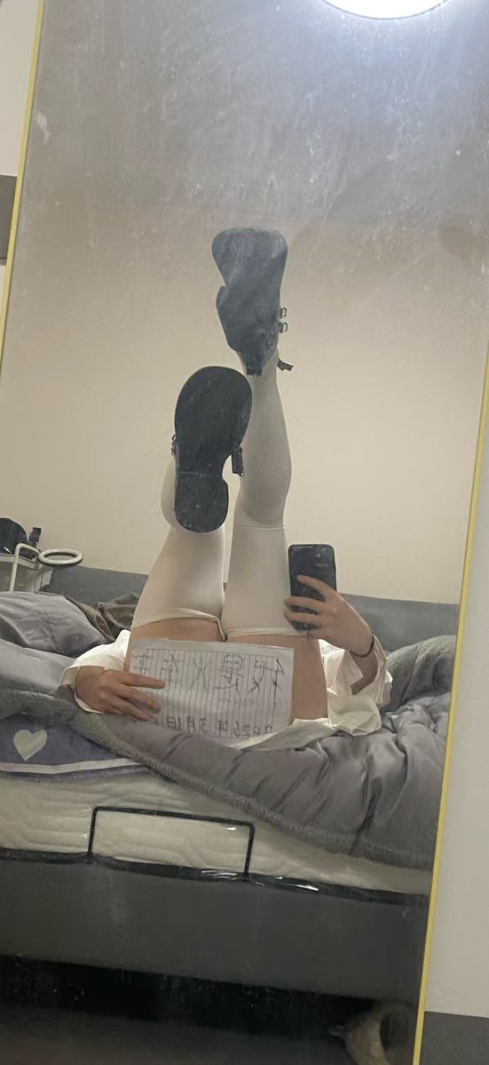 xaylly's tweet photo. 昆明或者成都有没有可以夫妻情侣交换的啊，或者特别优秀的单男，老婆举牌认证，顺便投稿给@lvmaoqiang 有没有其他绿帽博主也顺便投个稿，私聊我谢谢 https://t.co/EVeNqPS47W