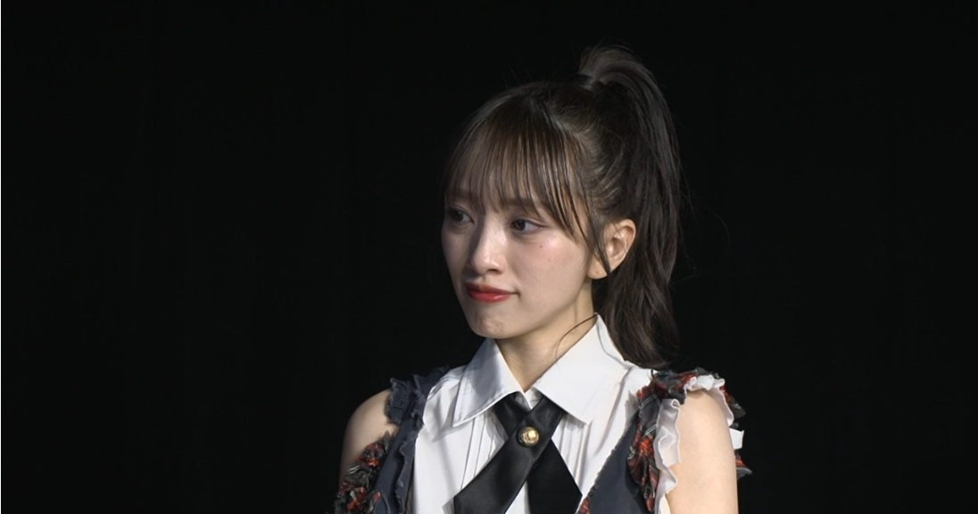 onigiridouga3's tweet photo. #向井地美音生誕祭 
ゆいはんこと横山由依からのお手紙　全文

みおん、28歳のお誕生日おめでとう。 
AKB48のメンバーとして迎える最後の生誕祭ですね。

お久しぶりです、横山由依です。 
チームAのウェイティング公演に研究生だったみーおんがアンダーで出演してくれた日のことを今でもよく覚えています。 

当時16歳、キラキラした瞳で話してくれて弱音を吐かず、目の前のことにまっすぐ向き合う子だなという印象でした。 
そこから少しずつ仲良くなって、楽屋でもプライベートでも一緒にいる時間が増えたね。 

ご飯に行っても、お泊まりしても、気づけばいつもAKB48の話。 
AKBの好きなところ、もっと良くなりそうなところ、昔の話もたくさん聞かせてくださいって私の経験も真剣に聞いてくれました。 

みーおんはAKB48のファンだからこそ持てる視点があって、私もたくさん学ばせてもらいました。 
総監督だった私を間違いなく支えてくれた一人です。

ある日、総選挙で選抜にランクインしたら総監督になりたいとスピーチで話してもいいですか？ と連絡をくれたよね。 

24時間365日AKB48のことを考えているよこさんを見て私も総監督を目指したいと思いました。 
その言葉に驚いたし、何より本当に嬉しかった。 
うまくいかないこともあって、ちゃんとできているのかなと悩むこともあったから、みーおんの言葉に救われました。 

それからは、総監督というバトンを渡す責任があると思って、少し距離を置いて見守る時間もありました。

でも、最後は二人でしっかり言葉を交わして総監督を引き継ぐことになりました。 
それからのみーおんは本当に頼もしかった。 
自分のやり方でグループを引っ張ってくれました。 
コロナ禍という誰も経験したことのない状況の中で、きっと想像以上の苦悩があったと思います。
 
本当にお疲れ様でした。 
そしてありがとう。 

20周年の武道館コンサートで最後に桜の花びらたちを歌った時、この歴史の一部になれたことが嬉しくて、全てが報われたような気がしました。
きっとみーおんも同じ気持ちだったんじゃないかな。

「総監督を引き継いでくれて、そしてなるちゃんへと繋いでくれてありがとう。」

みーおんのすごいところは、有言実行。 
決めたことをやりきる強さです。 
これからのみーおん、そしてみーおんが愛する AKB48の未来が明るいものでありますように。 
これからもたまにはゆっくりご飯に行こうね。
 
ずっと応援しています。 

お誕生日おめでとう。 

横山由依より