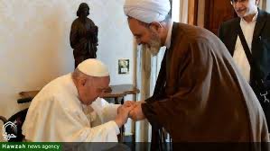 HosseinGhatib's tweet photo. با اعلام ترکیب شورای موقت رهبری و حضور سه چهره در آن، یک سؤال طبیعی مطرح شد: علیرضا اعرافی کیست و چه تفاوتی با دیگر روحانیان شناخته‌شده جمهوری اسلامی دارد؟ 
بسیاری محسنی اژه‌ای و مسعود پزشکیان را می‌شناسند، اما اعرافی برای ��خش بزرگی از افکار عمومی چهره‌ای کمتر شناخته‌شده است. با این حال در درون ساختار حوزه و نهادهای دینی جمهوری اسلامی، او سال‌هاست یکی از چهره‌های مهم و اثرگذار محسوب می‌شود.

مسیر اعرافی با بسیاری از روحانیان مطرح جمهوری اسلامی تفاوت دارد. بسیاری از چهره‌های شناخته‌شده روحانیت از مسیر سیاست، مسئولیت‌های قضایی یا نقش‌های تبلیغی به موقعیت‌های بالای قدرت رسیده‌اند. اما اعرافی بیشتر از دل مدیریت ساختارهای حوزه علمیه بالا آمده است. نفوذ او نه از منبرهای سیاسی، بلکه از طریق سازماندهی نهادی حوزه، مدیریت آموزشی و شبکه ارتباطات گسترده در میان روحانیت شکل گرفته ا��ت.

او در سال ۱۳۳۸ در میبد یزد در خانواده‌ای روحانی متولد شد. یعنی او متعلق به تابعین است نه شاگردان آ. خمینی. پدرش از روحانیان شناخته‌شده منطقه بود و مادرش نیز از یک خاندان روحانی می‌آمد. اعرافی در چنین فضایی وارد مسیر تحصیلات دینی شد و ��پس به حوزه علمیه قم رفت. در آنجا نزد استادانی مانند وحید خراسانی، مکارم شیرازی، جوادی آملی و جعفر سبحانی تحصیل کرد و به مرتبه اجتهاد رسید.

نقطه مهم در مسیر او زمانی بود که به ریاست جامعةالمصطفی العالمیه رسید. در واقع آن را بنیان نهاد. این نهاد یکی از مهم‌ترین مراکز آموزش طلاب خارجی در ایران است و در ده‌ها کشور شبکه آموزشی دارد. هزاران طلبه از عراق، لبنان، افغانستان، پاکستان، آفریقا و حتی اروپا در این ساختار آموزش دیده‌اند. در دوره مدیریت اعرافی، این مجموعه عملاً به شبکه‌ای تبدیل شد که حوزه قم را به طیف گسترده‌ای از روحانیان و فعالان مذهبی در جهان شیعه پیوند ��ی‌داد؛ چیزی که برخی از آن به عنوان نوعی اینترناسیونالیسم شیعه یاد می‌کنند. او در مرکز برنامه ریزی و اجرای آن بود.

بعد از آن، در سال ۱۳۹۵ او به سمت مدیر حوزه‌های علمیه کشور رسید؛ جایگاهی که عملاً او را در رأس ساختار اداری حوزه قرار داد. مدیریت حوزه یعنی ارتباط مستمر با طیف گسترده‌ای از استادان، مدیران مدارس دینی و طلاب در سراسر کشور. به همین دلیل اعرافی در طول سال‌ها شبکه قابل توجهی از ارتباطات و حامیان در درون حوزه پیدا کرده است. او از روحانیانی است که کار با ساختارهای بزرگ و پیچیده سازمانی را به خوبی می‌شناسد و تجربه اداره نهادهای گسترده را دارد.

در کنار این موقعیت حوزوی، او در نهادهای رسمی جمهوری اسلامی هم حضور دارد. اعرافی عضو شورای عالی انقلاب فرهنگی است، از فقهای شورای نگهبان محسوب می‌شود و در مجلس خبرگان رهبری نیز عضویت دارد. به همین دلیل در نقطه‌ای قرار گرفته که سه حوزه مهم به هم می‌رسند: حوزه علمیه قم، ساختار حقوقی و نظارتی نظام، و نهادی که مسئول انتخاب رهبر است.

البته این به آن معنا نیست که در صورت شکل‌گیری شرایط انتقال رهبری، مجلس خبرگان لزوماً او را به عنوان رهبر انتخاب خواهد کرد.حتی برخی ناظران معتقدند اگر صادق لاریجانی همچنان در ترکیب فقهای شورای نگهبان باقی مانده بود، احتمال داشت در چنین سازوکاری نام او مطرح شود.
فعلا که فضا بسیار سیال و شرایط غیر قابل پیش بینی است.