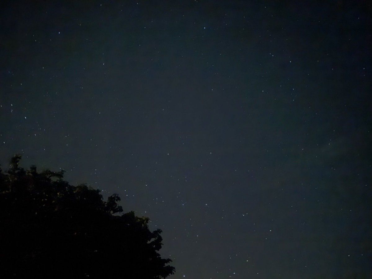 Teoria wielkiego wybuchu nie wyjaśnia najistotniejszego... 
   Zresztą czy sam wielki wybuch był? 
Dziś wydaje się wątpliwe.
    Nie wiemy nic na temat pierwotnej przyczyny powstania tak pięknego wrzechświata. Kompletnie nic.
   Wziąłem się za to. Jak już to rozpracuje dam Wam