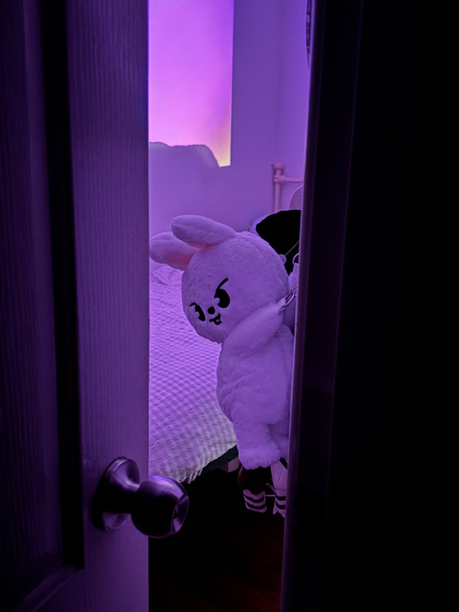 sa tête me terrifie à chaque fois que je passe dans le couloir 😭