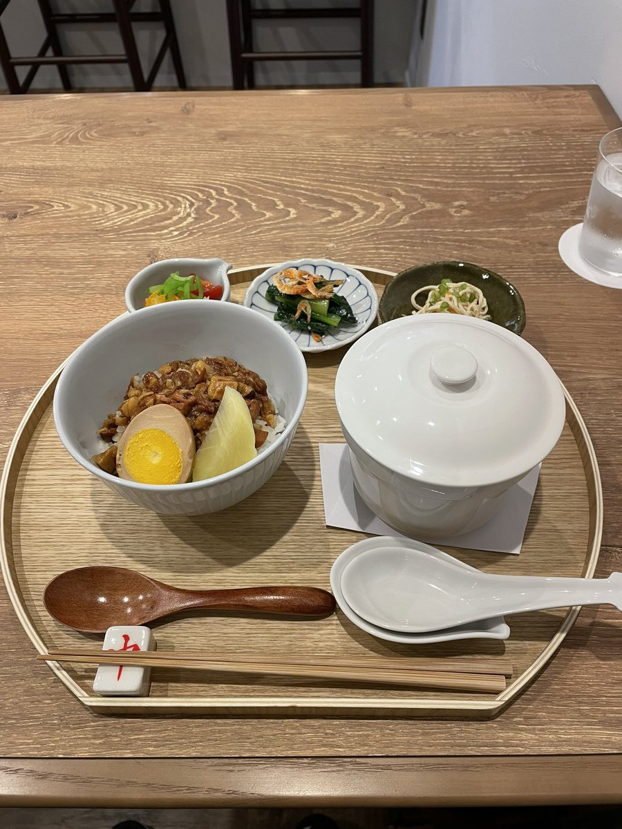 hirop_i's tweet photo. ルーローハン （魯肉飯）、水餃子、烏龍茶、デザート、大変美味しゅうございました。 https://t.co/FOES8AfHTO
