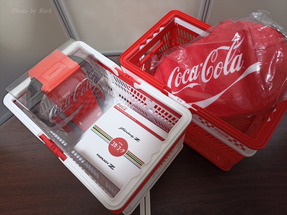 折角なので手持ちのコカ・コーラグッズを入れてみた。 コカコーラの