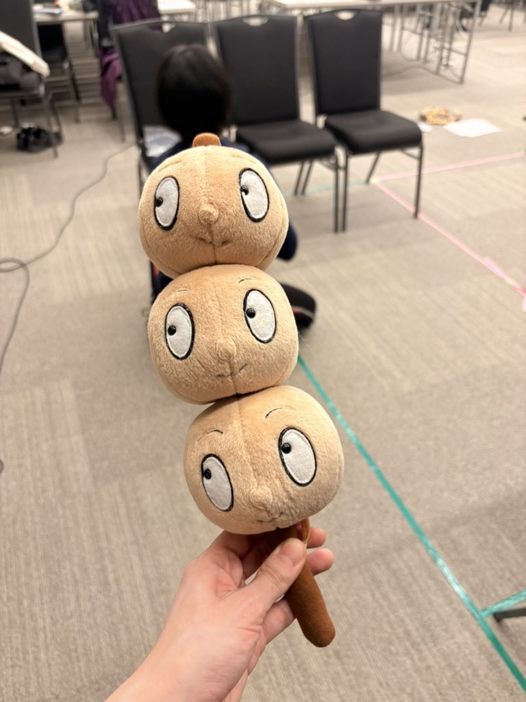 佐羽ちゃんが代理小道具で貸してくれていた、だんご三兄弟のぬい(だんご三兄弟のぬい？)とは今日でお別れ！寂しい〜〜！！いままでありがとう〜〜！大変な目に遭わせちゃったので佐羽ちゃんちに戻ってゆっくり過ごしてね🍡