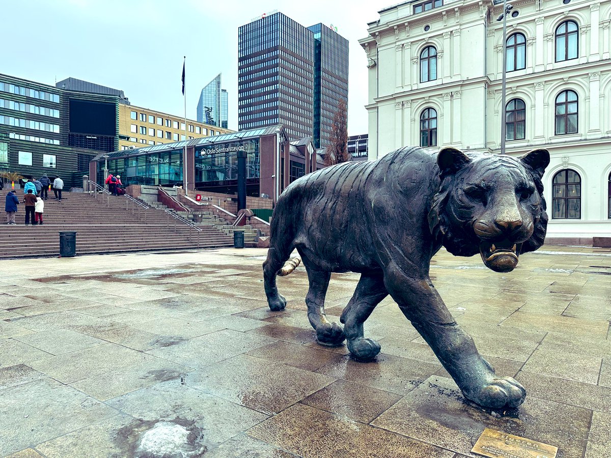 早朝の便でオスロ(ノルウェー)に到着。これで北欧制覇か。日曜日の朝