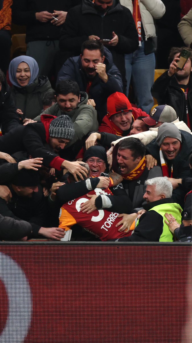 Lucas Torreira ile gol sonrası kucaklaşan taraftar Dr. Kerem Özbaş: "Kollarını açıp Torreira’yı tribüne çağıran, gelince sımsıkı sarılıp bırakmayan ve saçını öpen abi benim… O heyecanı ve mutluluğu anlatamam…

Sanırım en değerli fotoğraflarımdan birisi bu. 56 yaşımdayım, çok az
