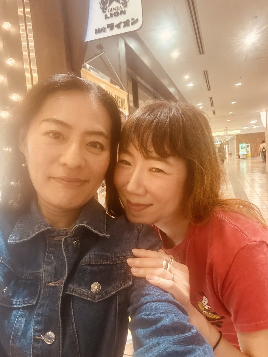 釜山国際映画祭のキム・ドンホさんと20年ぶりぐらいに再会。あいかわらずステキな方でした。そしていつも元気でスイートな全州映画祭のモリーさん。 Nice to be reunited with lovely Kim Dong Ho of Busan International Film Festival  and always sweet Molly Kim of Jeonji Film Festival!