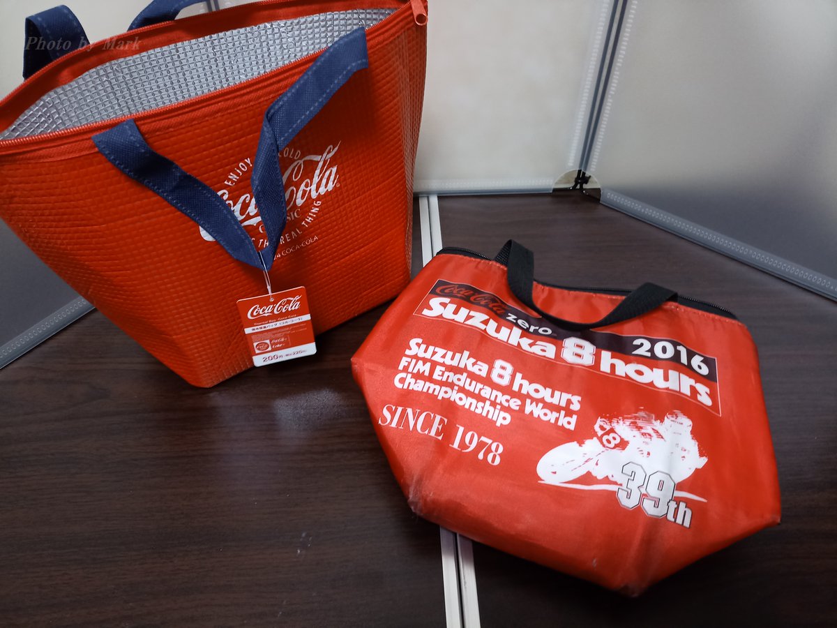 もう一つ買ったコカ・コーラグッズは200円の保温保冷バッグ。 右の方は