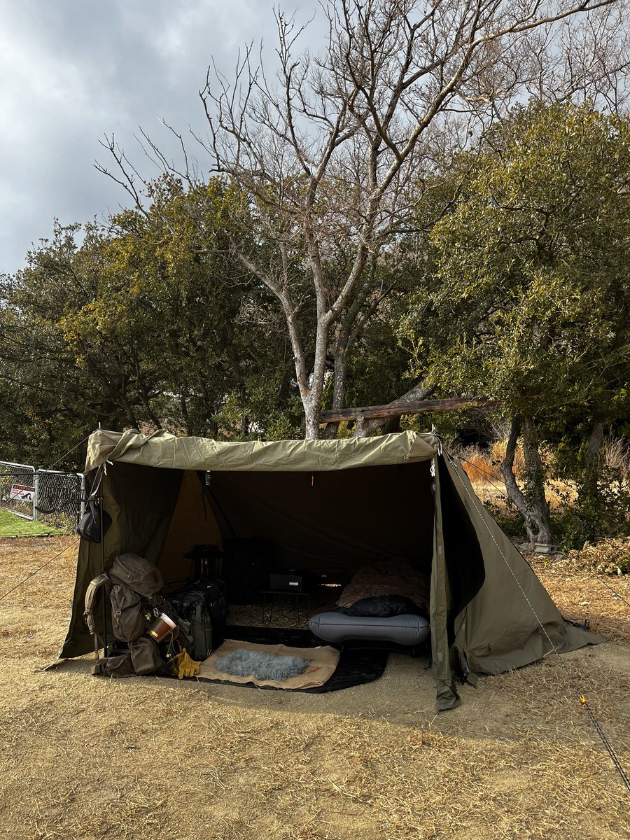 Papamaru_camp's tweet photo. #2月のキャンプを写真4枚で振り返る
ペグ盗まれながらも初マルシェスタッフを経験しながら軍幕會まで遊んだ計3泊でした⛺️🔥 https://t.co/HGNQzUBw4E