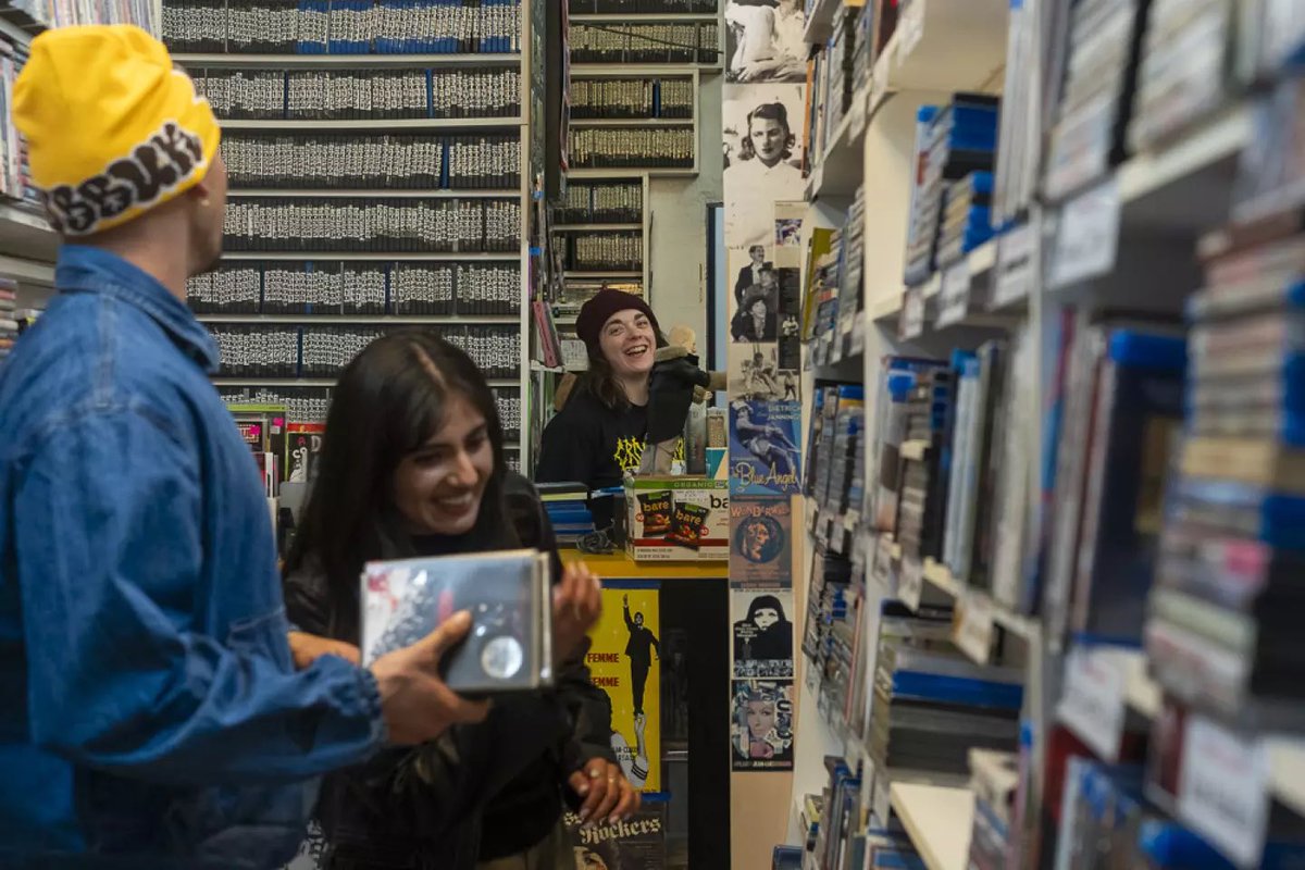 zwitjoy_'s tweet photo. Pour la première fois depuis l’ère du streaming, la distribution physique de DVD et Blu-ray connaît un fort regain de popularité grâce à la génération Z.

De nombreux vidéoclubs constatent une hausse des locations, des achats et de la fréquentation, enregistrant des mois records. https://t.co/VzR53jnVsy