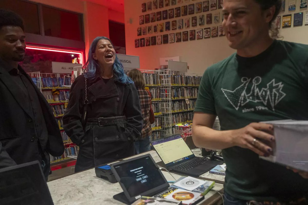 zwitjoy_'s tweet photo. Pour la première fois depuis l’ère du streaming, la distribution physique de DVD et Blu-ray connaît un fort regain de popularité grâce à la génération Z.

De nombreux vidéoclubs constatent une hausse des locations, des achats et de la fréquentation, enregistrant des mois records. https://t.co/VzR53jnVsy
