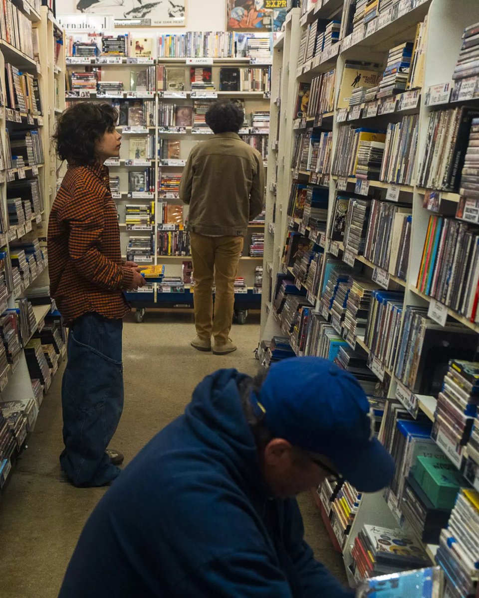 zwitjoy_'s tweet photo. Pour la première fois depuis l’ère du streaming, la distribution physique de DVD et Blu-ray connaît un fort regain de popularité grâce à la génération Z.

De nombreux vidéoclubs constatent une hausse des locations, des achats et de la fréquentation, enregistrant des mois records. https://t.co/VzR53jnVsy