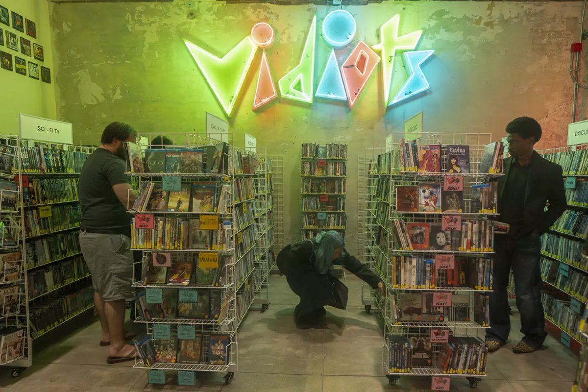 zwitjoy_'s tweet photo. Pour la première fois depuis l’ère du streaming, la distribution physique de DVD et Blu-ray connaît un fort regain de popularité grâce à la génération Z.

De nombreux vidéoclubs constatent une hausse des locations, des achats et de la fréquentation, enregistrant des mois records. https://t.co/VzR53jnVsy
