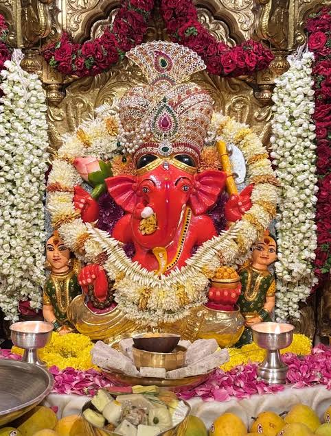 RishiYadav4072's tweet photo. श्री सिद्धिविनायक नमो नमः 🙏
श्री सिद्धिविनायक आपके जीवन के सभी विघ्नों को दूर करें और आपको सुख, शांति और समृद्धि का वरदान दें।
#SLvsPAK #PAKvsSL
#INDvsWI https://t.co/hbsmrRRV4i