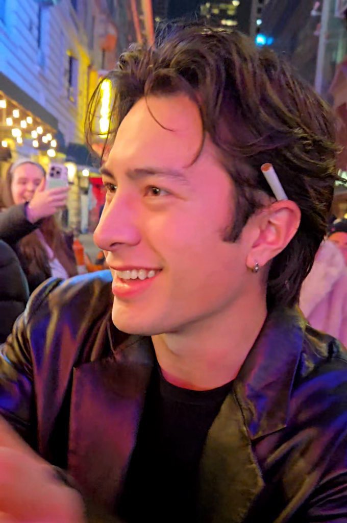 hungry4hollanov's tweet photo. How can someone be so beautiful https://t.co/8r4KskOmgU