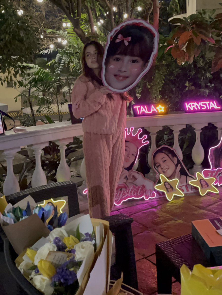 captaltruther_'s tweet photo. she’s so grateful y’all tuwang tuwa siya sa mga gifts and props 🥺

thank you, @_teamkrystalofc &amp; @AtesOfKrystal! https://t.co/Lm1nQ1vk3O