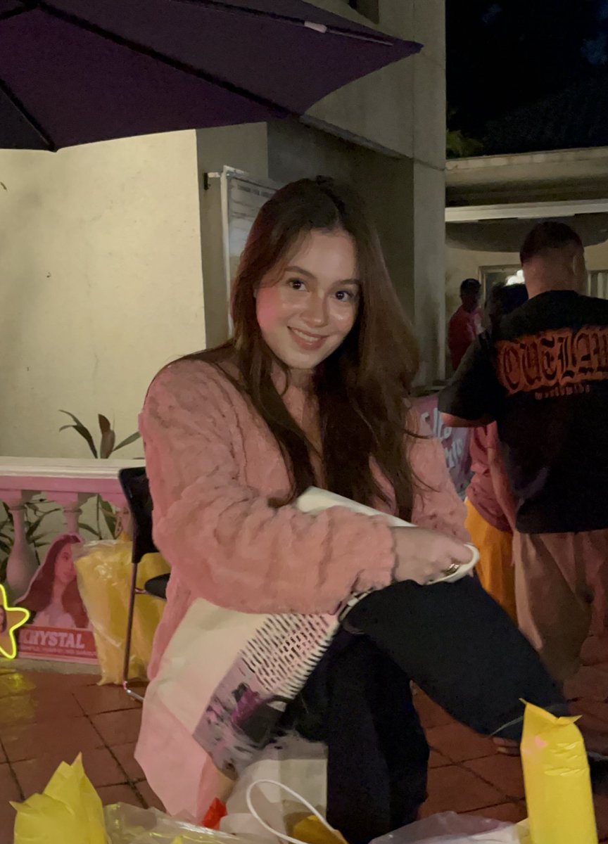captaltruther_'s tweet photo. she’s so grateful y’all tuwang tuwa siya sa mga gifts and props 🥺

thank you, @_teamkrystalofc &amp; @AtesOfKrystal! https://t.co/Lm1nQ1vk3O