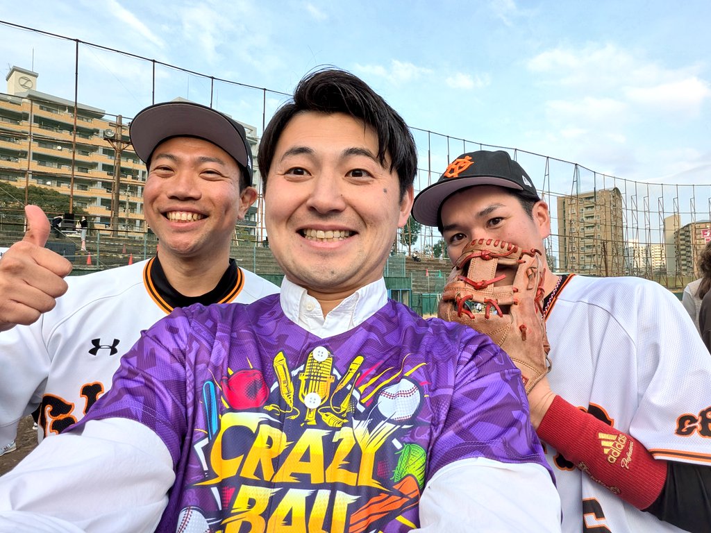 road2tiger's tweet photo. 第2回 #クレイジーボール 開催。

絶好の野球日和の下、明らかに前回よりエンタメ要素が強くなって帰ってきました。今回もMCを務めさせて頂きました。独り言の延長線上みたいな感覚です。

SAGAロックスのはなわ監督、あれ慎之助さん、さかともさん、激似でした。伝説の頭ハタいたシーンの再現はツボ。 https://t.co/KmPUHvzHhc