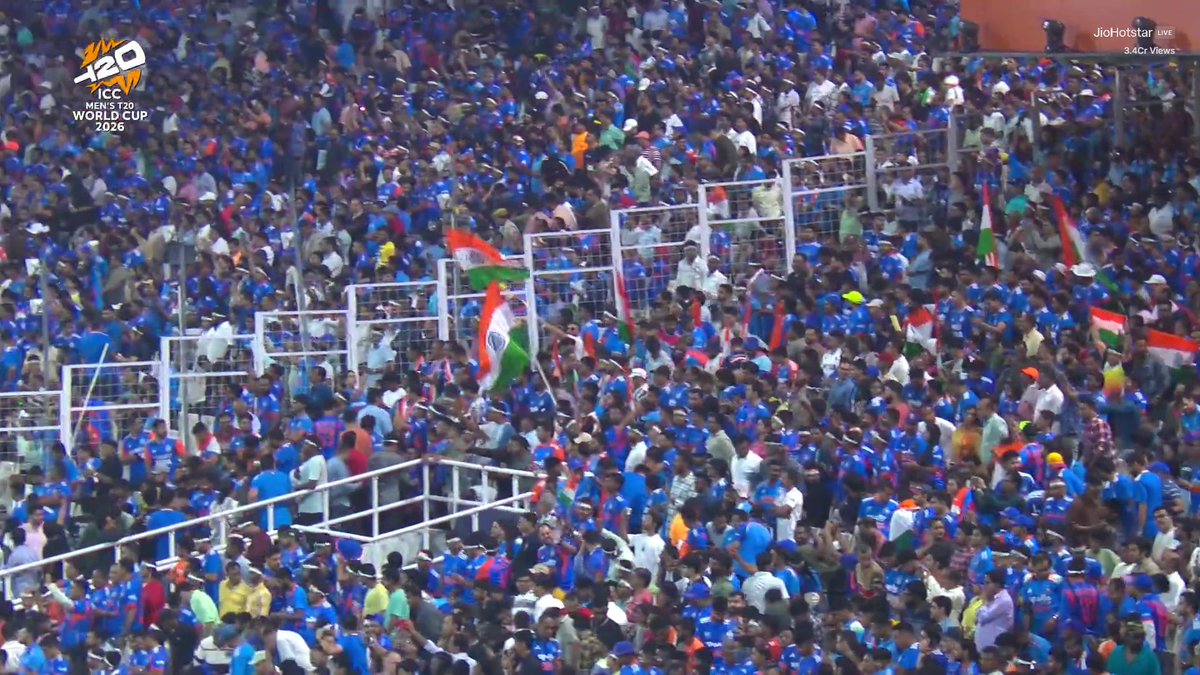 CricInformer's tweet photo. Full house, full support! 💙 Eden Gardens alive with fans in blue jerseys! ⚡🏏

#INDvsWI #edengarden #CricketFever #BCCI #teamindia

📸jiohotstar https://t.co/BnFKdZq8Ds