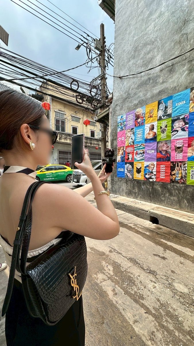 โปรเจกต์ตรงทรงวาดดีมาก เด่นสะดุดตา คนเดินผ่านเยอะ ทั้งคนไทยและชาวต่างชาติ ยืนถ่ายรูปคือเห็นนักท่องเที่ยวมาถ่ายป้ายเตนล์เยอะเลย พอยกกล้องถ่าย QR Code ไปที่ไอจี tenlee_1001 เป็นอีกทางที่ให้คนได้รู้จักน้องเตนล์มากขึ้น ชอบมาก ขอบคุณทีมโปรเจกต์มากๆค่ะ💜

#TEN_BDAY2026 
#HAPPYTENDAY