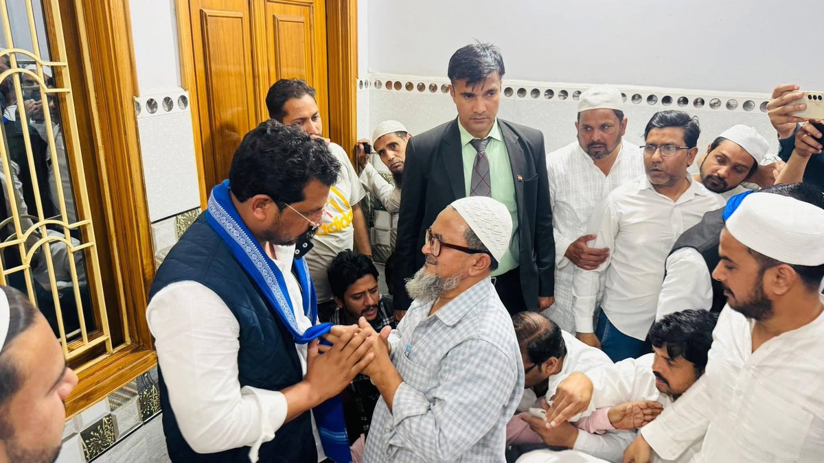 मेरठ किदवई नगर इस्लामाबाद में शॉर्ट सर्किट से लगी भीषण आग में पाँच मासूम बच्चों सहित एक महिला की मृत्यु की अत्यंत दुखद घटना ने पूरे समाज को झकझोर दिया था आज माननीय सांसद <a href="/BhimArmyChief/">Chandra Shekhar Aazad</a> चंद्रशेखर आजाद जी ने पीड़ित परिवार से मुलाकात कर शोक-संवेदना व्यक्त की।