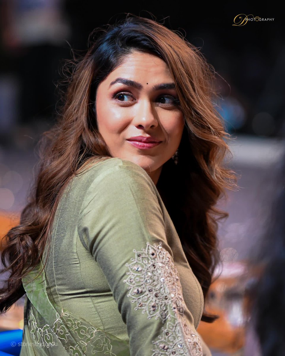 wvmediaa's tweet photo. Mrunal Thakur 💚/1

#Mrunal #MrunalThakur https://t.co/2h25iW2yCK