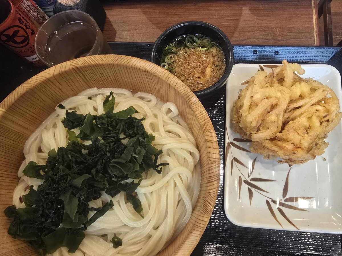 今日のまど飯昼ごはん 今日の昼ごはんは毎月恒例の1日の丸亀製麺の釜