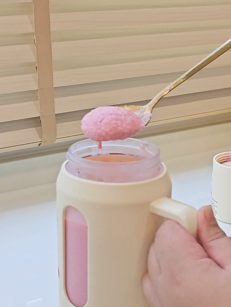 แก้วปั่นยัยเนยน่ารักมากกก 😆💕 ลองเอามาทำโยเกิร์ตปั่นดู คือชีปั่นน้ำแข็งอ่อนได้ พวกน้ำแข็งก้อนเล็ก ปั่นออกมาละเอียดฟีลเกล็ดน้ำแข็ง อร่อยเลย อาจจะไม่เนียนสมูทตี้ขนาดนั้นแต่เริ่ด สะดวกมาก กินในแก้วได้เลย หน้าร้อนนี้ยังอีกยาวไกล เมนูปั่นต้องมาละ รีบตำก่อนหมด