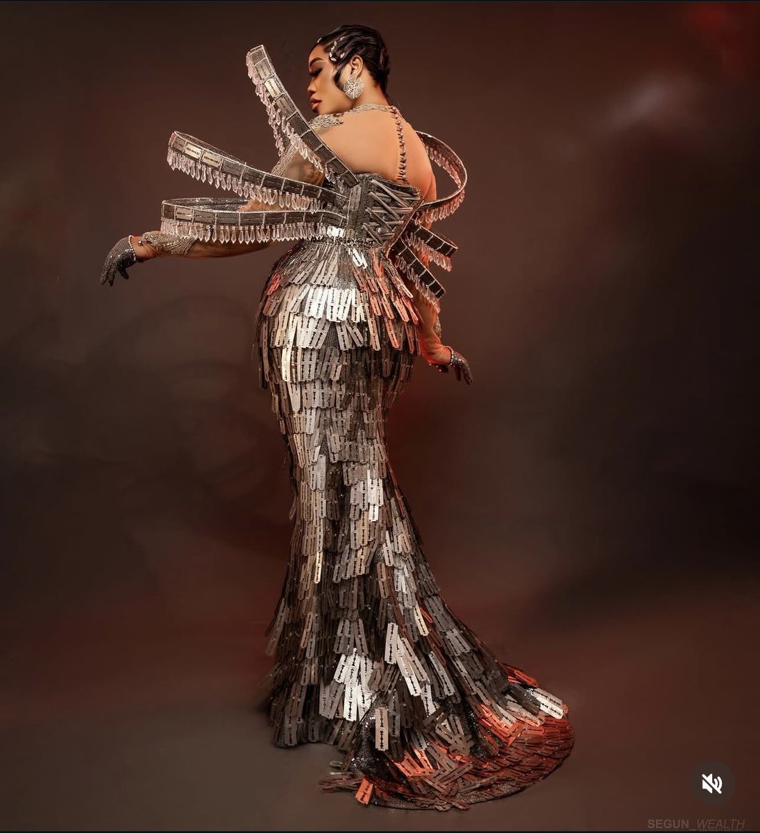 ChimmieeHQ's tweet photo. on a norms, toyin lawani should be styling people for met gala, she is too good…
these are balloons and razor blades, wow! https://t.co/9m6ROGrd0s
